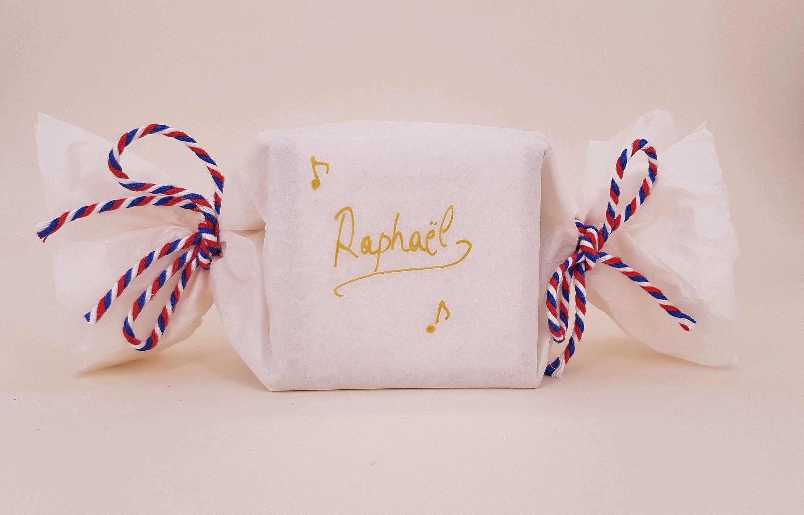 Emballage cadeau (papier de soie avec écriture du prénom de l'enfant) –  NINA & MILES
