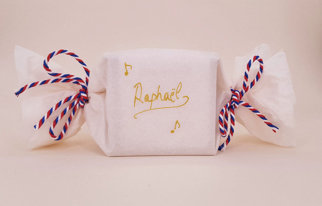 Emballage cadeau (papier de soie avec écriture du prénom de l'enfant)